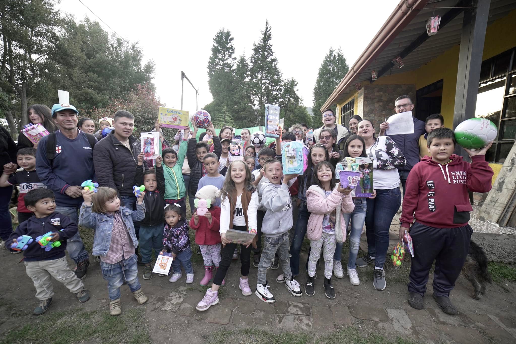 Niños aprendiendo arte
